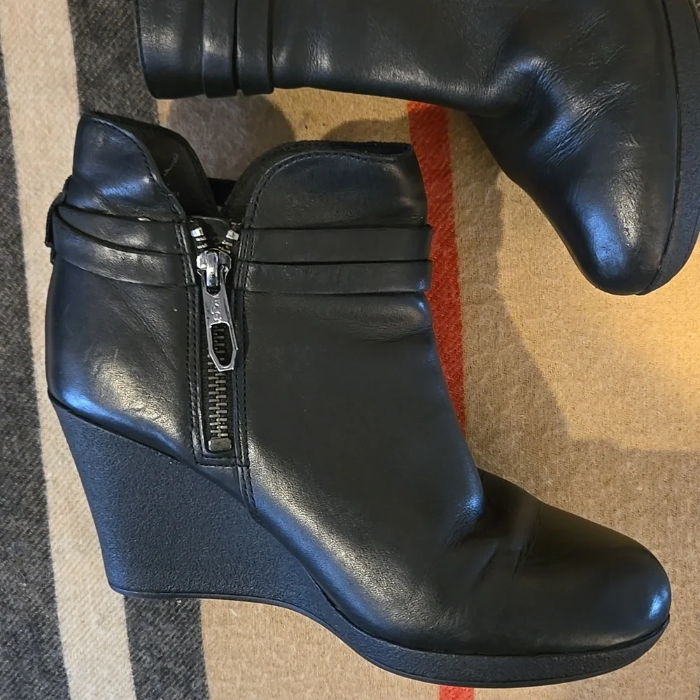 UGG Black Ankle Booties W Straps Sz 5.5 - Picture 7 of 8